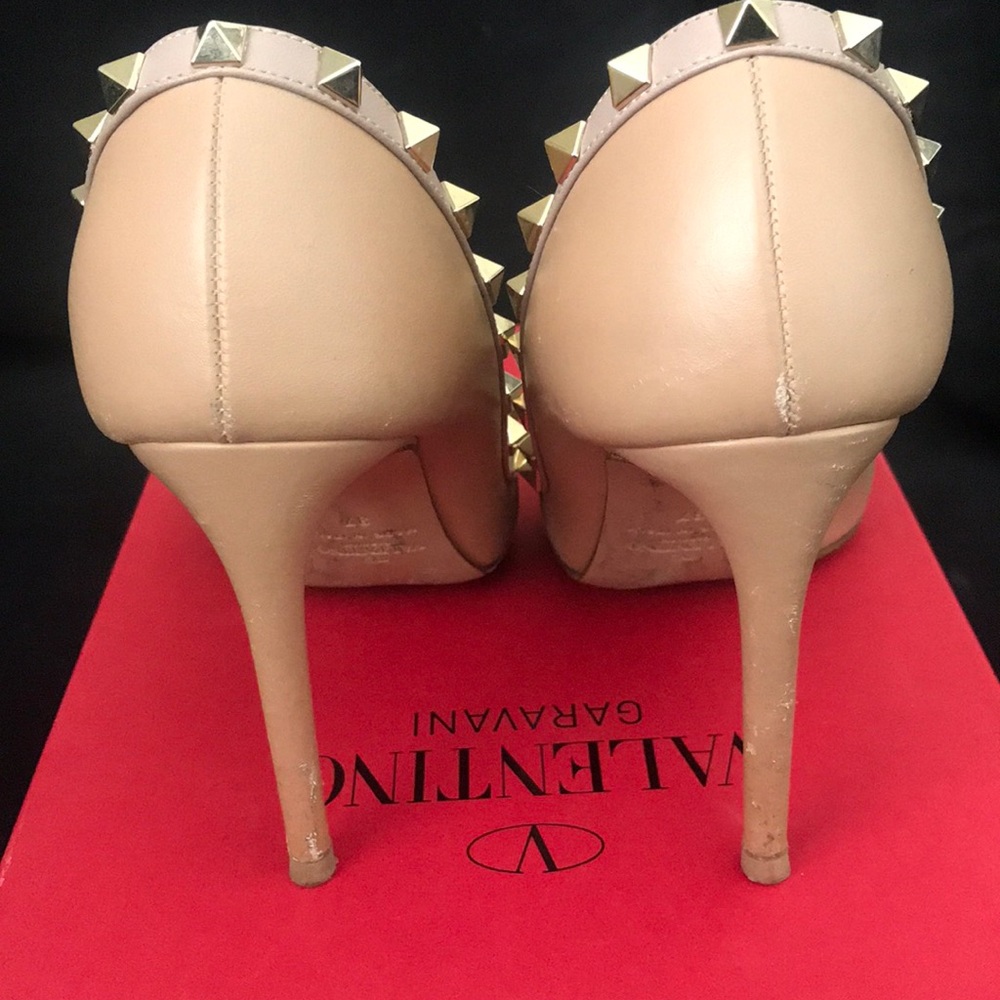 Valentino Garavani Nude Rockstud Patent Leather Pumps - Picture 4 of 8